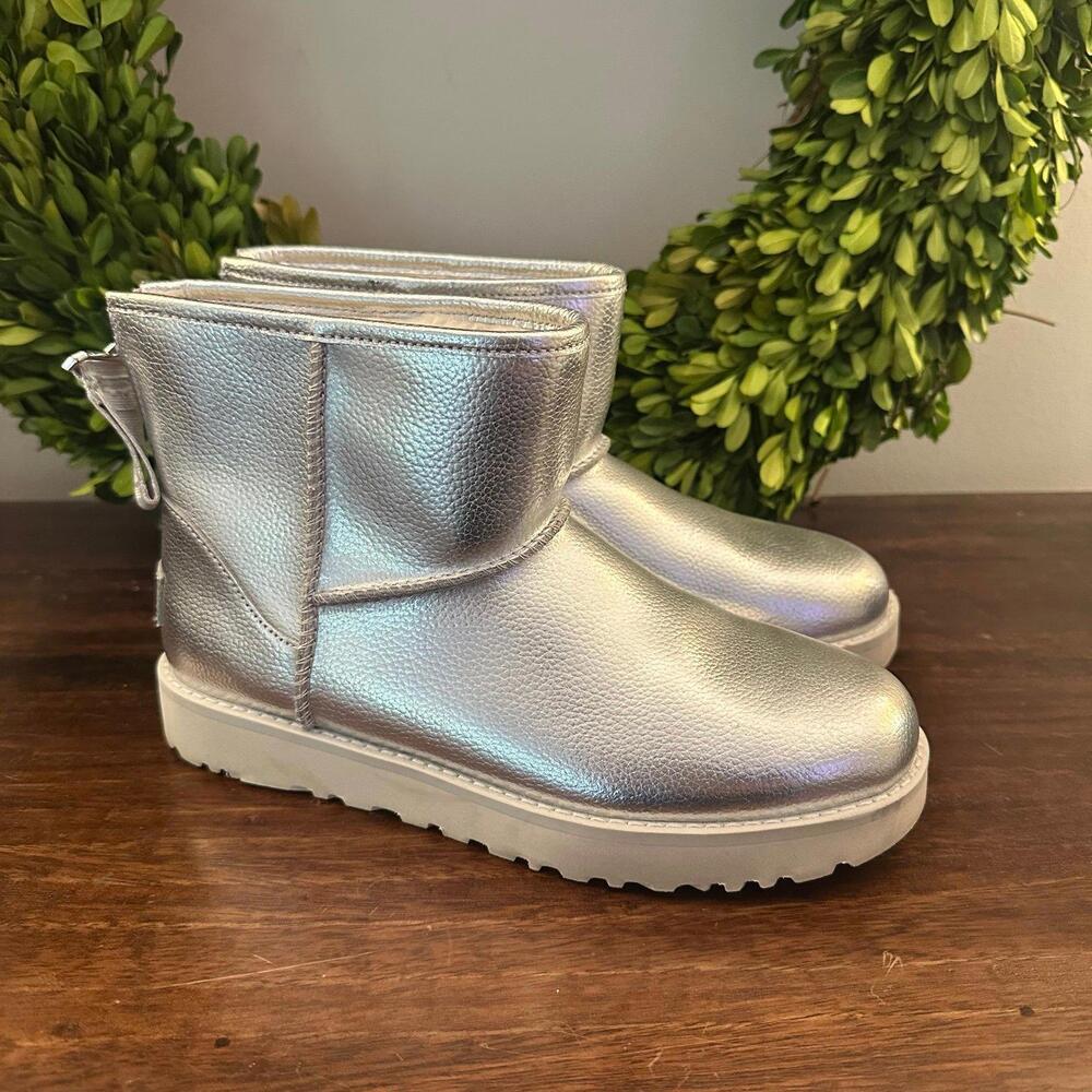 Ugg Classic Leather Mini‎ Logo Zip Shine Boot 7